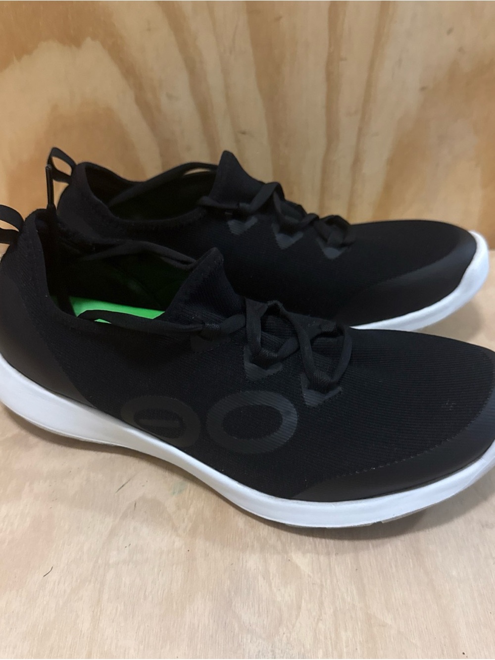 Oofos OOmg Sport LS Low Shoe Sneaker Men's Size 11 Black White Athletic Comfort